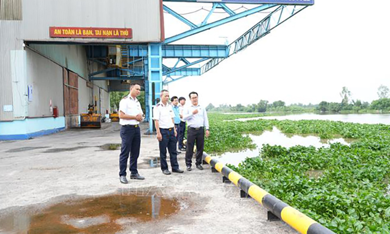 Kiểm tra công tác đảm bảo an toàn giao thông trên bến thủy nội địa Kho-Cảng Bến Kéo, thuộc địa phận xã Long Thành Nam, thị xã Hòa Thành, tỉnh Tây Ninh. Ảnh minh họa: Minh Phú/TTXVN