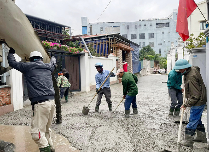 Người dân phường Ba Đồn phá bỏ hàng rào, hiến đất mở rộng đường.