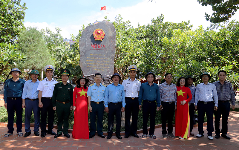 Đoàn đại biểu tỉnh cùng cán bộ, chiến sĩ quê Quảng Bình tại đảo Trường Sa.