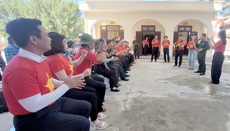 Đoàn đại biểu tỉnh Quảng Bình tham gia biểu diễn văn nghệ trên quần đảo Trường Sa.