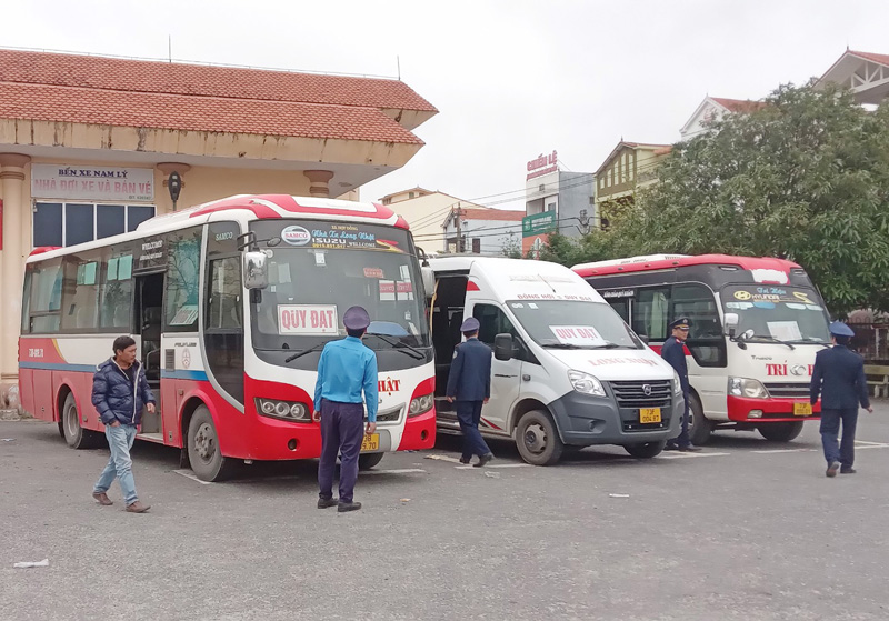 Thanh tra Sở GTVT kiểm tra xe vận tải hành khách tại bến xe.