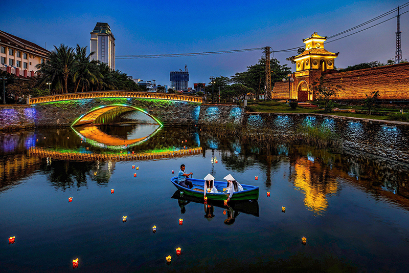 Hoa đăng thành cổ.