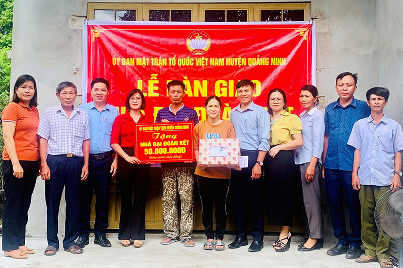 Đại diện lãnh đạo Ủy ban MTTQVN huyện Quảng Ninh và chính quyền địa phương bàn giao nhà cho ông Đặng Văn Uân.