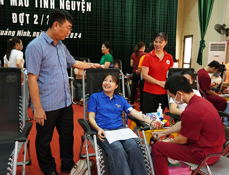 Các tình nguyện viên tham gia hiến máu tình nguyện tại ngày hội.