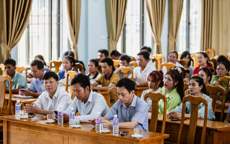 Các đại biểu và đồng bào dân tộc thiểu số tham dự lớp lớp tập huấn.