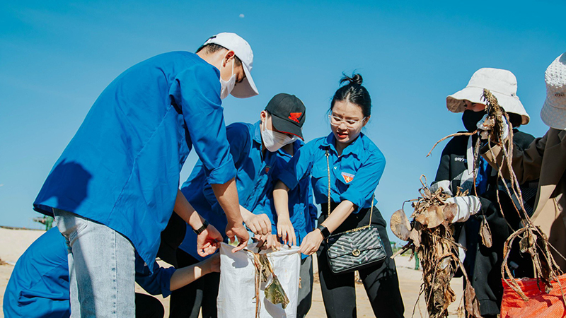 Tuổi trẻ Quảng Bình tích cực thu gom, xử lý chất thải, rác thải nhựa ven biển.