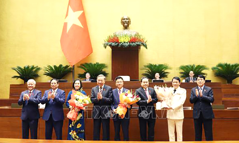 Các đồng chí lãnh đạo Đảng, Nhà nước tặng hoa chúc mừng Phó Chủ tịch Quốc hội Nguyễn Thị Thanh, Phó Thủ tướng Chính phủ Lê Thành Long và Bộ trưởng Bộ Công an Lương Tam Quang. Ảnh: Thống Nhất/TTXVN