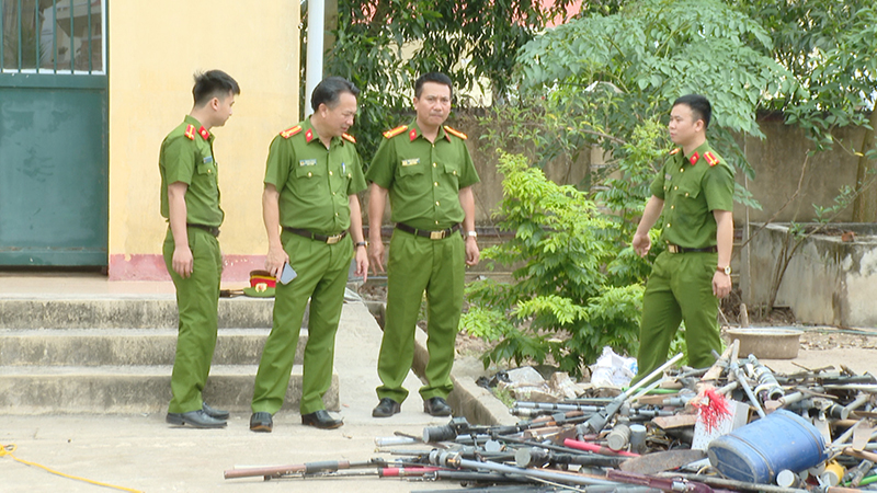 Một số lượng lớn vũ khí thô sơ, tự chế và công cụ hỗ trợ mà Công an huyện Quảng Trạch thu được trong thời gian qua.