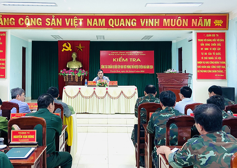 Đồng chí Đoàn Ngọc Lâm, Uỷ viên Ban Thường vụ Tỉnh ủy, Phó Chủ tịch Thường trực UBND tỉnh kiểm tra công tác chuẩn bị diễn tập khu vực phòng thủ huyện Tuyên Hóa năm 2024.