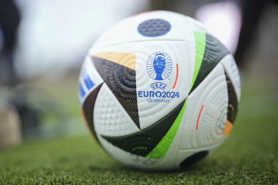 Trái bóng Fussballliebe là trái bóng chính thức tại EURO 2024. Ảnh: AP