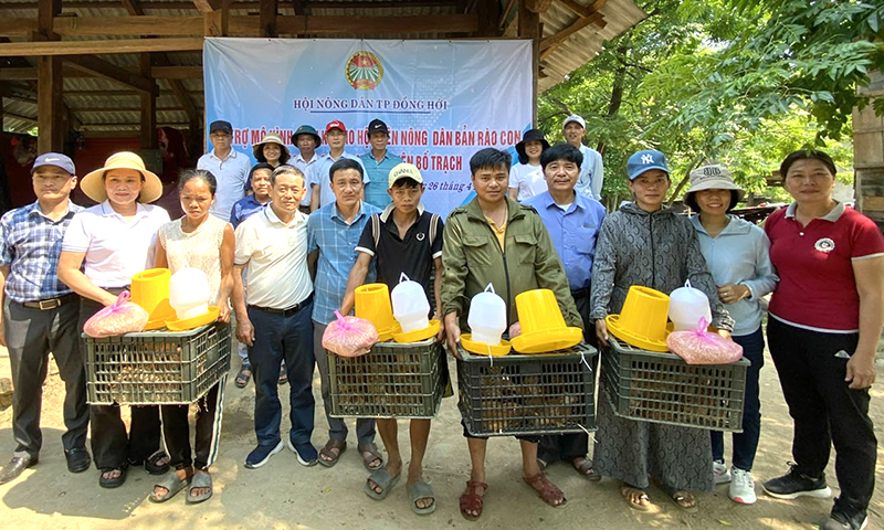 Hội Nông dân TP. Đồng Hới hỗ trợ con giống, vật dụng chăn nuôi cho dân bản Rào Con (thị trấn Phong Nha, Bố Trạch).