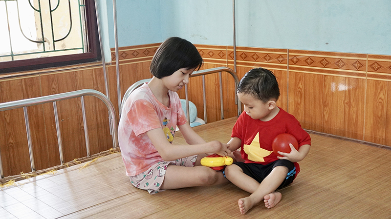 Cô bé Thùy Nhi bị dị tật nặng ngày nào giờ đã là một đứa trẻ thông minh, sáng dạ.