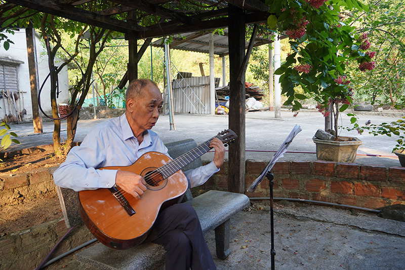 Ông Phạm Minh Hiếu đã sáng tác nhiều bài hát về quê hương Tuyên Hóa.