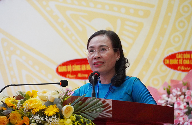 Đồng chí Chủ tịch Ủy ban MTTQVN tỉnh Phạm Thị Hân phát biểu chỉ đạo đại hội.