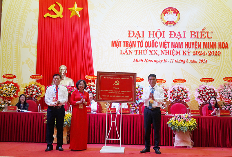 Bí thư huyện ủy Minh Hóa Bùi Anh Tuấn tặng bức trướng chúc mừng đại hội.