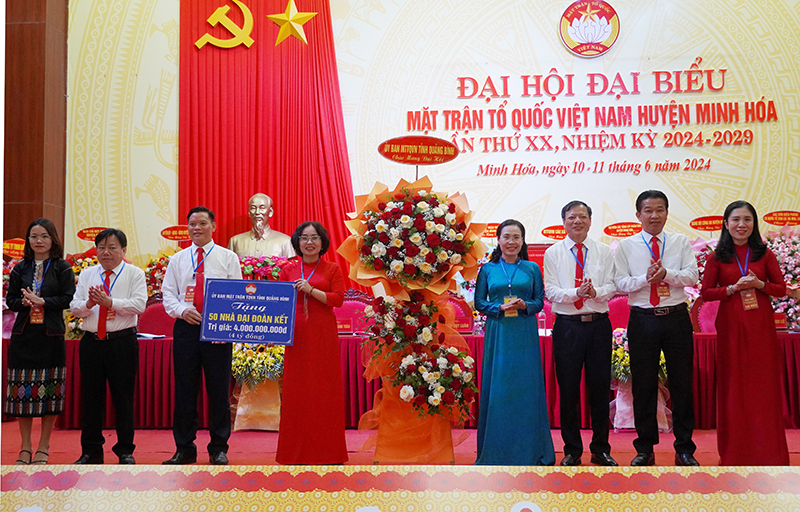 Đồng chí Chủ tịch Ủy ban MTTQVN tỉnh tặng hoa chúc mừng đại hội.