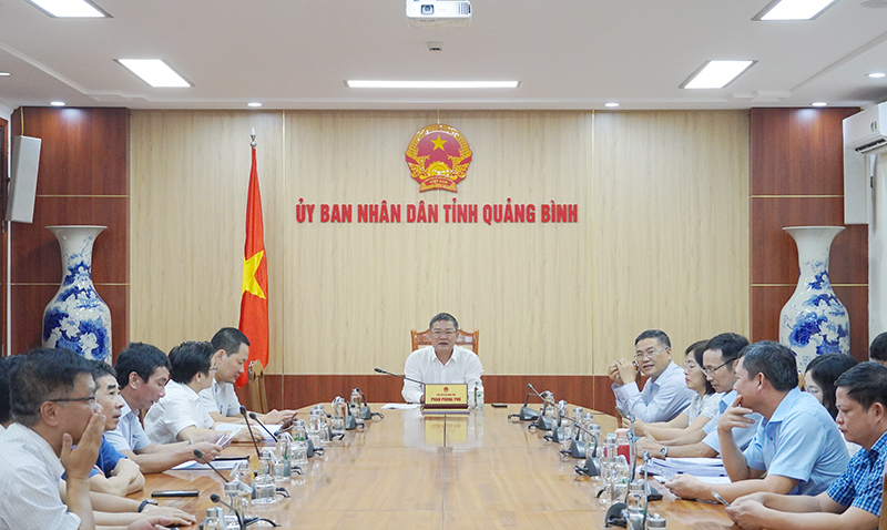 Đồng chí Phó Chủ tịch UBND tỉnh Phan Phong Phú và các đại biểu dự hội nghị tại điểm cầu tỉnh Quảng Bình.