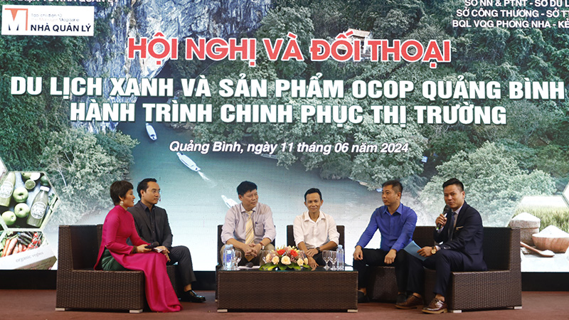 Đại diện lãnh đạo các sở ngành, đơn vị, doanh nghiệp tham gia phiên đối thoại về phát triển du lịch Quảng Bình.