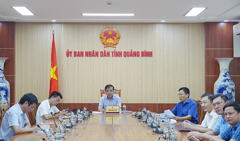 Đồng chí Phó Chủ tịch Thường trực UBND tỉnh Đoàn Ngọc Lâm và các đại biểu dự hội nghị tại điểm cầu Quảng Bình.