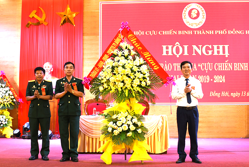 Đại diện lãnh đạo TP. Đồng Hới tặng hoa chúc mừng Hội CCB thành phố.