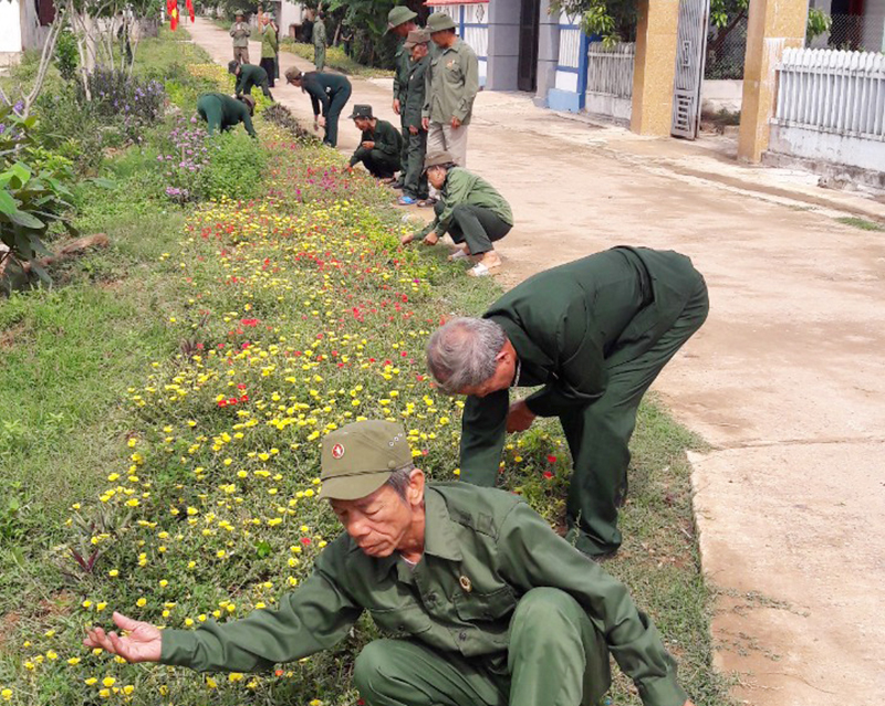 Cán bộ, hội viên cựu chiến binh xã Vạn Trạch (Bố Trạch) tích cực trồng hoa, làm đẹp cảnh quan môi trường.