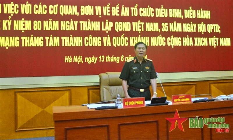 Thượng tướng Nguyễn Tân Cương phát biểu tại hội nghị.