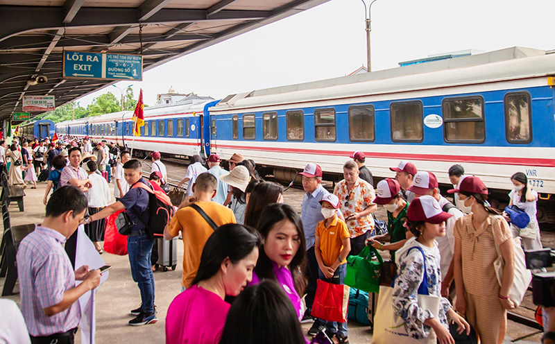 Du khách trên chuyến tàu charter xuống ga Đồng Hới, chuẩn bị cho hành trình khám phá Quảng Bình.