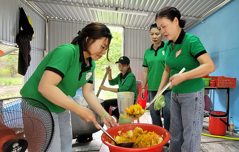 Các tình nguyện viên nhóm thiện nguyện Đức Nhân Tâm chuẩn bị nồi cháo.