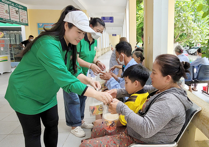 Những bát cháo nghĩa tình trợ giúp bệnh nhân nghèo.