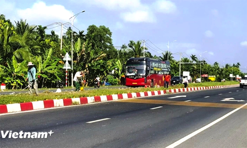 Phương tiện lưu thông trên một đoạn tuyến Quốc lộ 1. (Ảnh: Việt Hùng/Vietnam+)