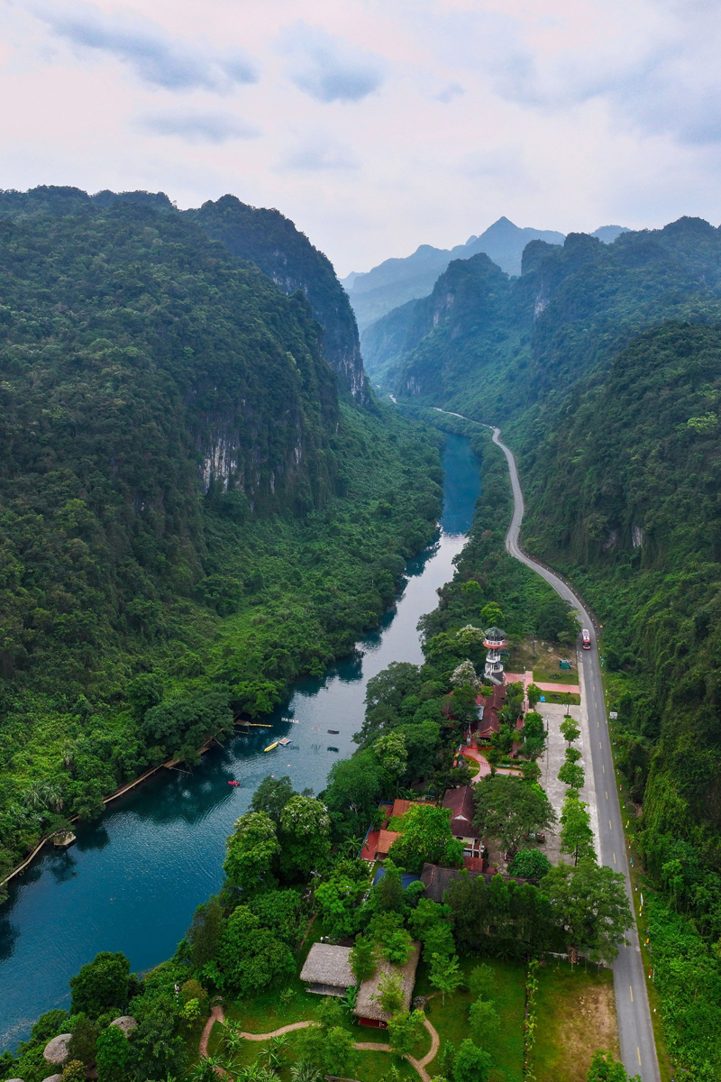 Khám phá hang Bi Ký trong động Phong Nha.