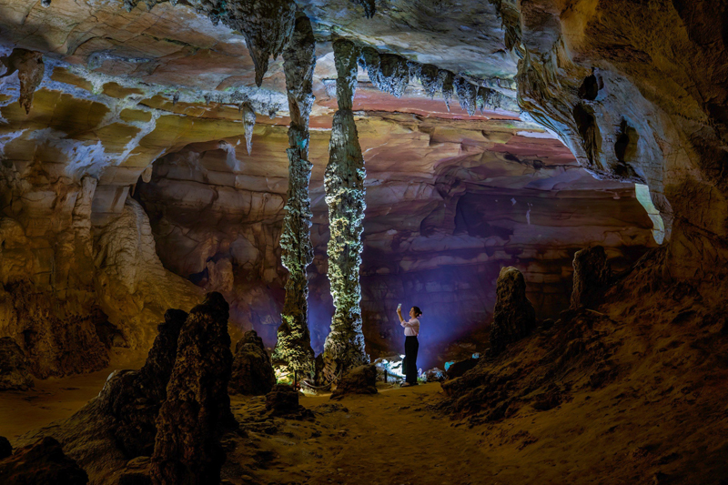 Khám phá hang Bi Ký trong động Phong Nha.