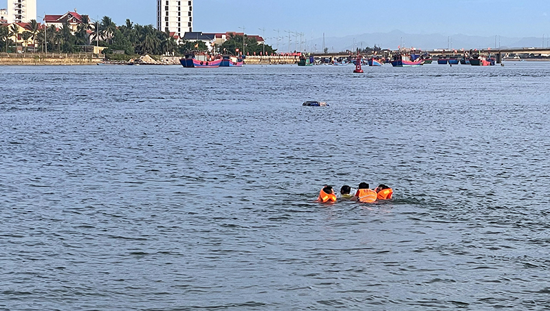 Cán bộ, chiến sĩ Đồn Biên phòng Nhật Lệ nhanh chóng tiếp cận và đưa người bị nạn vào bờ