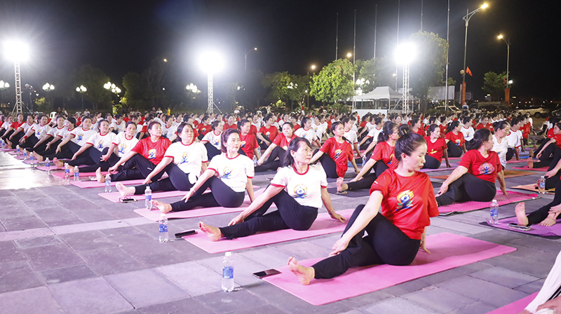 màn đồng diễn giao thức yoga phổ biến với sự tham gia của hơn 400 huấn luyện viên, học viên