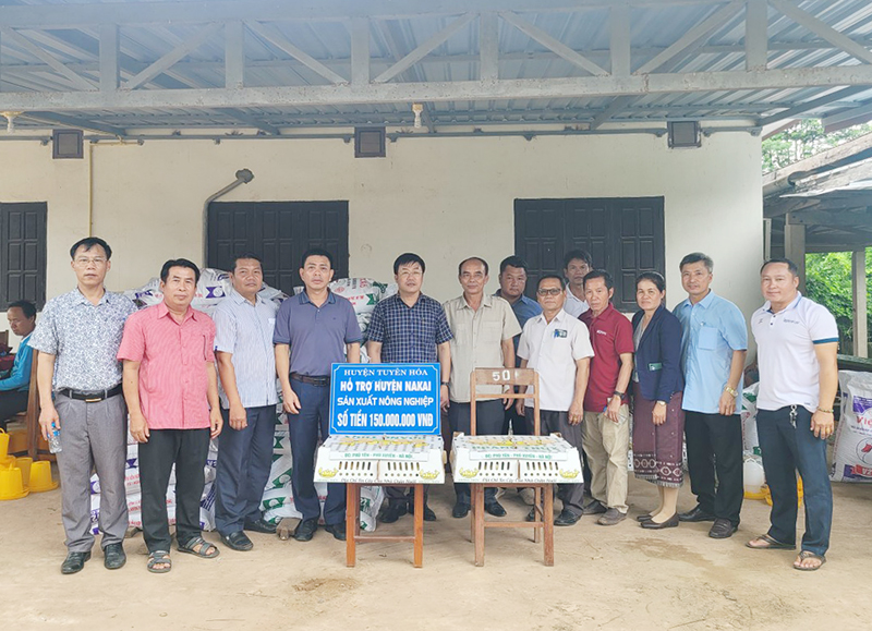 Đại diện lãnh đạo Phòng Nông nghiệp và Phát triển nông thôn huyện Tuyên Hóa trao các loại vật nuôi cho huyện Na Kai phát triển sản xuất.