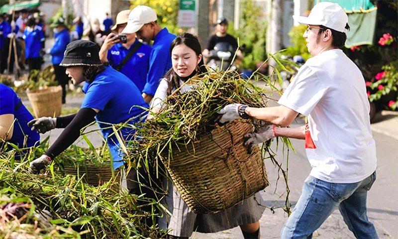 Đoàn viên, thanh niên Thành phố Hồ Chí Minh thu gom rác dưới kênh trong chương trình  