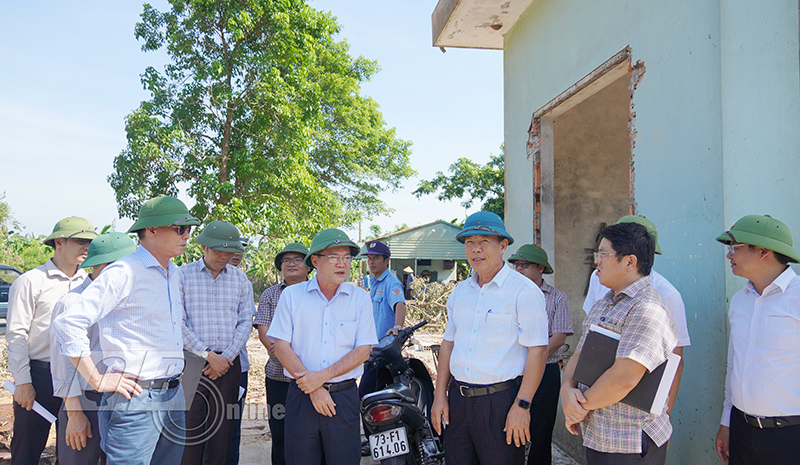 Đồng chí Phó Chủ tịch UBND tỉnh Phan Phong Phú kiểm tra trực địa những vướng mắc tại Nhà máy tinh bột sắn Sông Dinh (thuộc Công ty Cổ phần Focosev Quảng Bình).