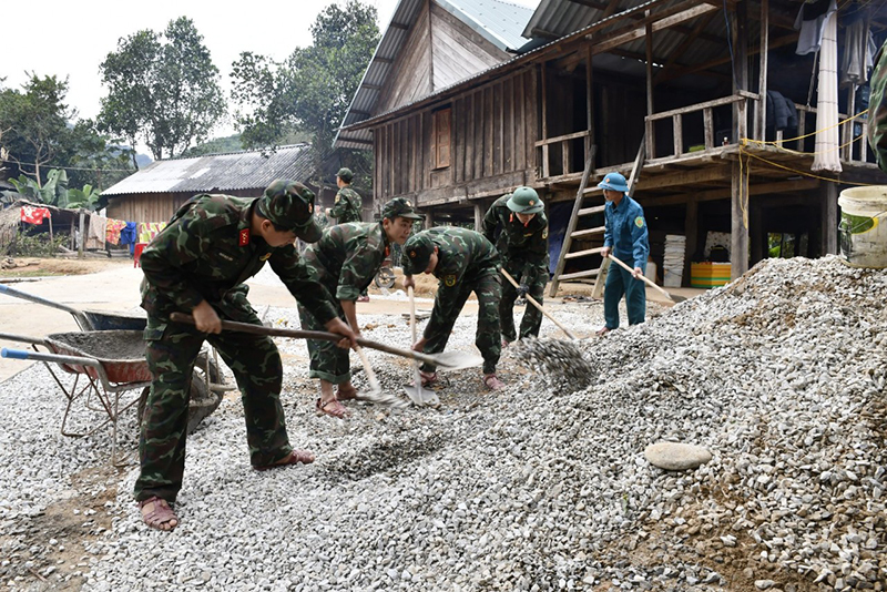 Các đơn vị Quân đội hỗ trợ xây dựng công trình nông thôn mới trên địa bàn huyện Minh Hóa.