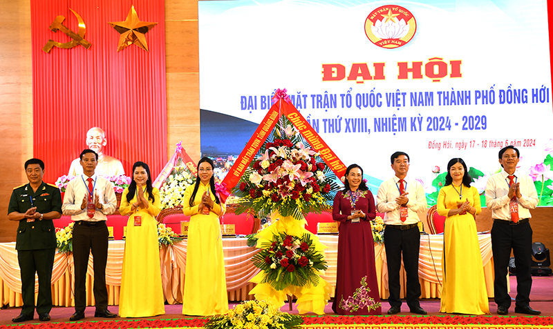 Đồng chí Bí thư Thành ủy Trần Phong phát biểu tại đại hội.
