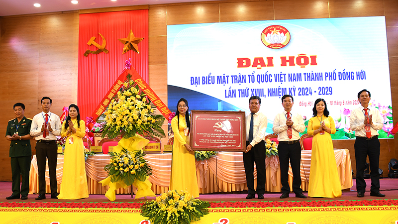 Đồng chí Bí thư Thành ủy Trần Phong tặng bức khánh chúc mừng đại hội.