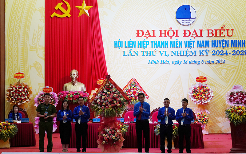 Hội LHTNVN tỉnh tặng hoa chúc mừng đại hội.