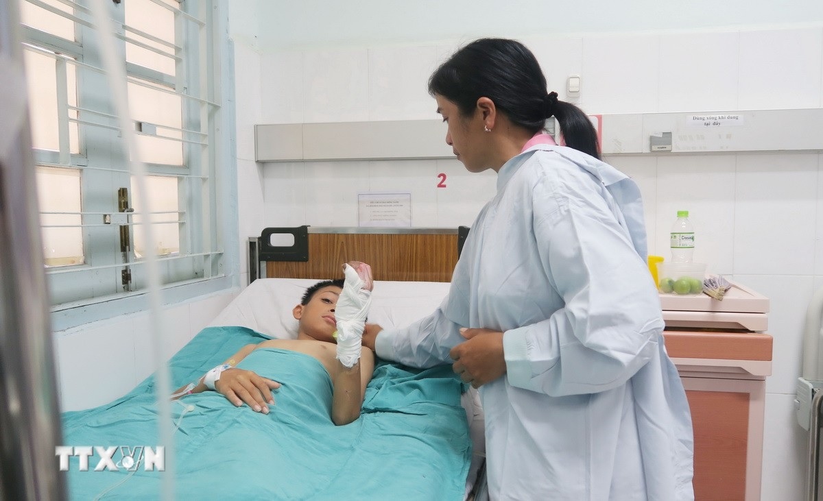 Bệnh nhi bị bỏng đang được điều trị tại Khoa Bỏng - Chỉnh trực, Bệnh viện Nhi đồng 2 Thành phố Hồ Chí Minh. (Ảnh: Đinh Hằng/TTXVN)