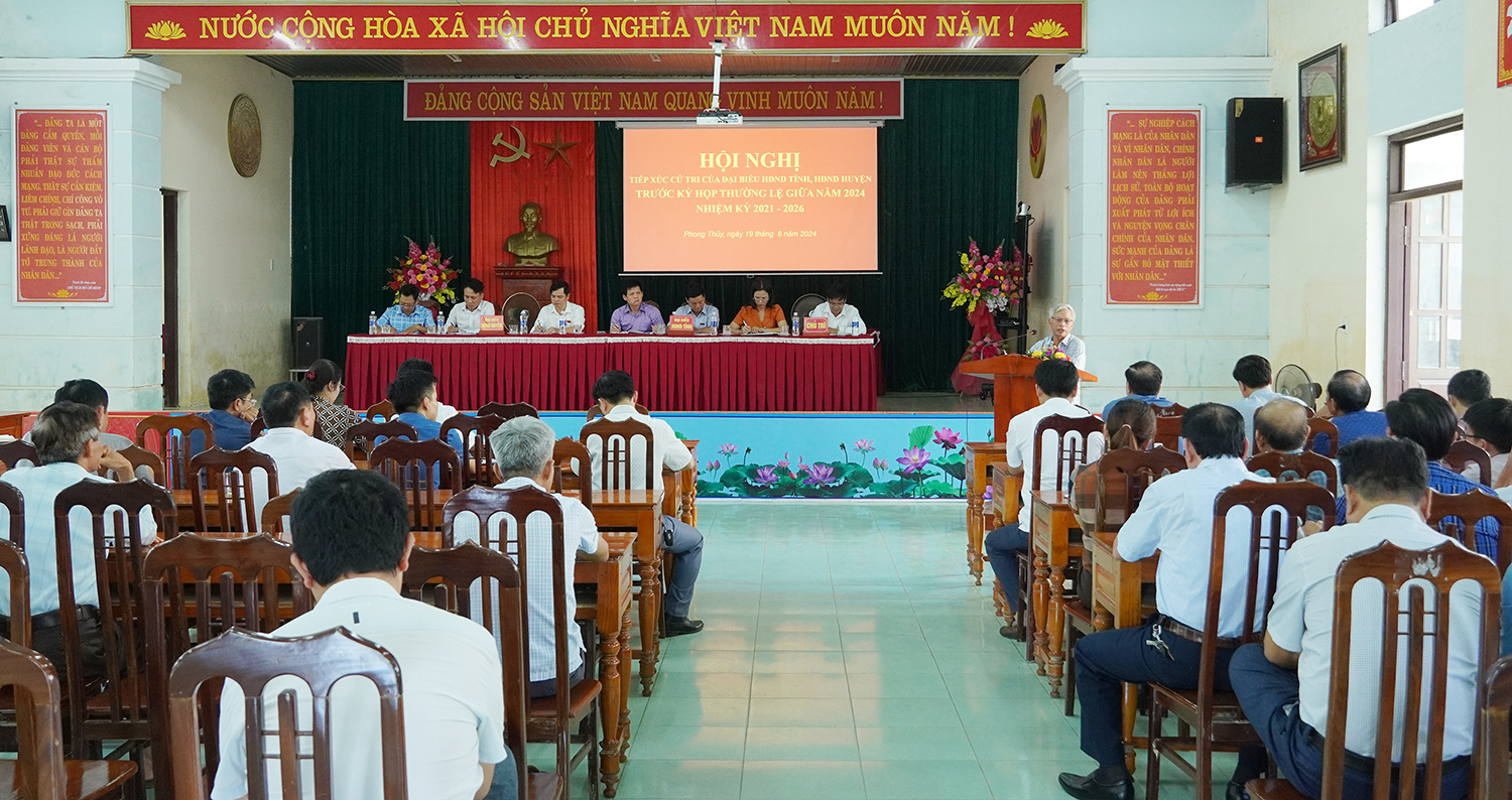  Quang cảnh buổi tiếp xúc cử tri tại xã Phong Thủy.