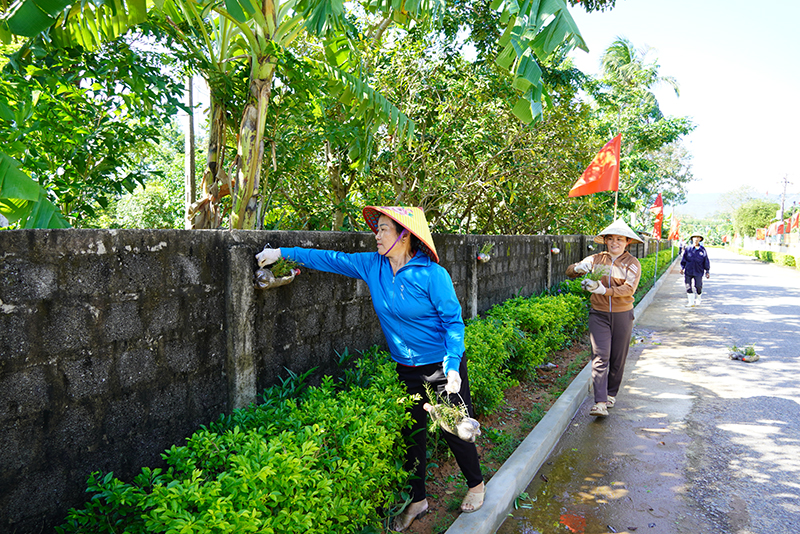 Nhân dân huyện Bố Trạch chung sức xây dựng nông thôn mới.