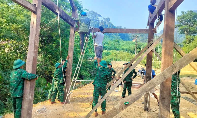 Cán bộ, chiến sĩ Đồn Biên phòng Cà Xèng dựng nhà cho hai em Cao Xuân Lê và Cao Thị Nhi. Ảnh: Huy Thắng