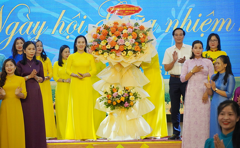Đại diện lãnh đạo huyện Bố Trạch tặng hoa chúc mừng Hội LHPN huyện Bố Trạch.