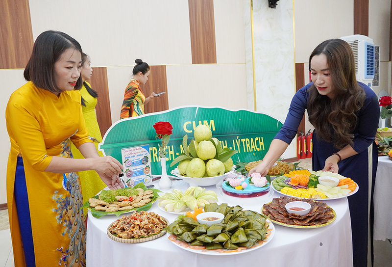 Các hội viên phụ nữ trưng bày sản phẩm “Sản vật quê hương-Món ngon từ tay mẹ”.