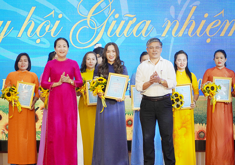 Đại diện lãnh đạo Hội LHPN tỉnh, Huyện ủy Bố Trạch trao giải nhất cho Hội LHPN xã Nhân Trạch.