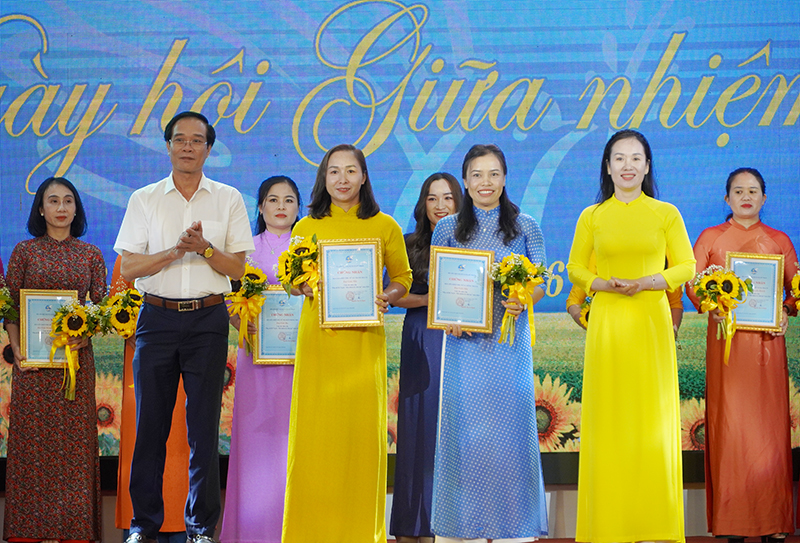 Đại diện lãnh đạo UBND huyện Bố Trạch, Hội LHPN huyện Bố Trạch trao thưởng cho các đơn vị đoạt giải nhì.