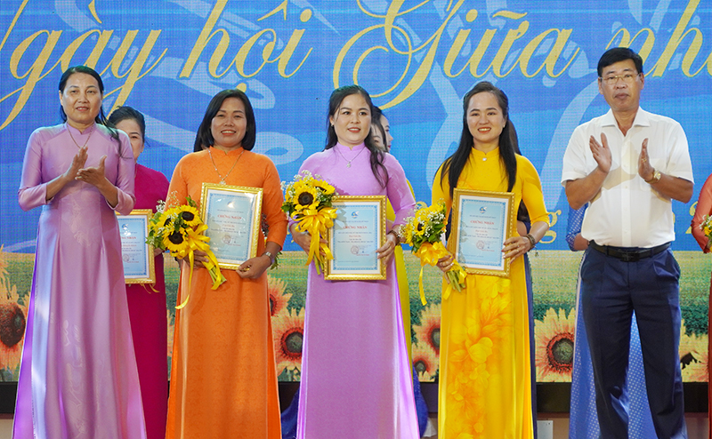  Đại diện lãnh đạo HĐND huyện, Ban Tuyên giáo Huyện ủy Bố Trạch trao thưởng cho các đơn vị đoạt giải ba.